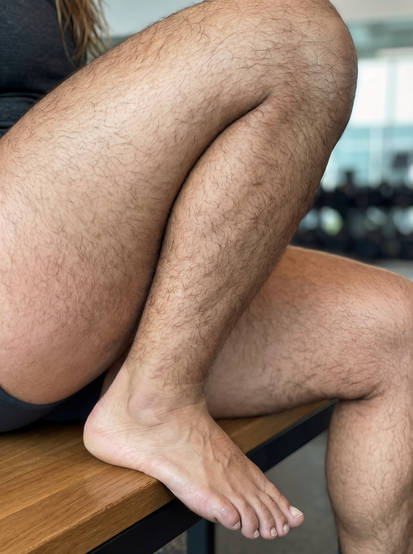 Uma perna feminina cabeluda